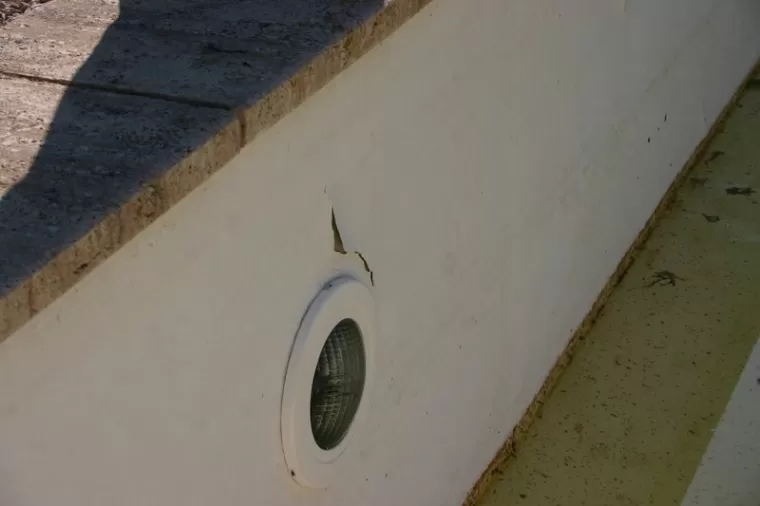 Dégâts de déchirure sur un revêtement polyester, Draguignan, SARL PISCINE POLYESTER ETANCHEITE